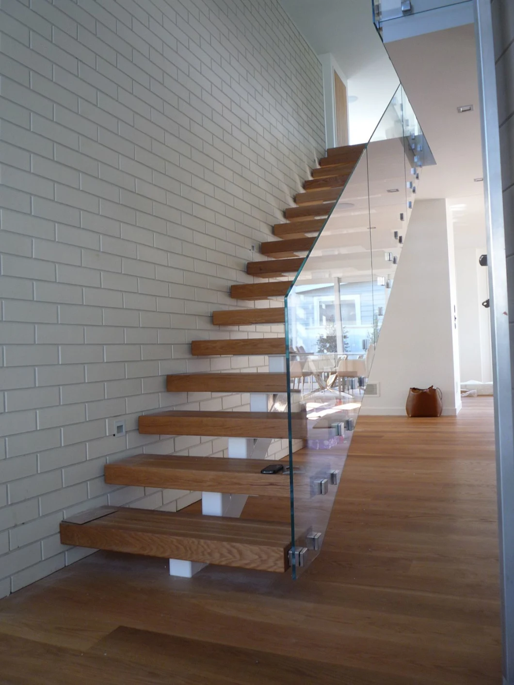 China High End Custom Mono Staircase Modern Straight Stairs Staircase Wood Tread Factory Made